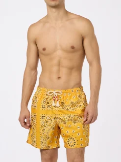 Herren-Badeshorts mit ockerfarbenem Bandana-Print