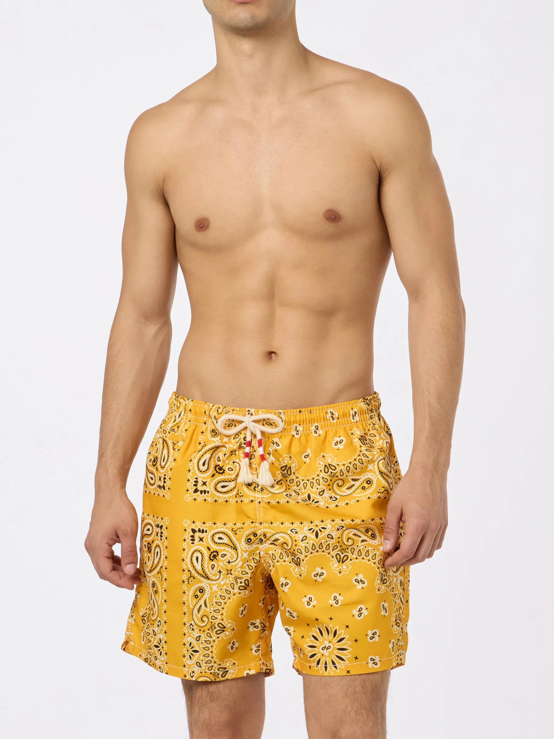 Herren-Badeshorts mit ockerfarbenem Bandana-Print