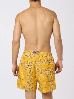 Herren-Badeshorts mit ockerfarbenem Bandana-Print