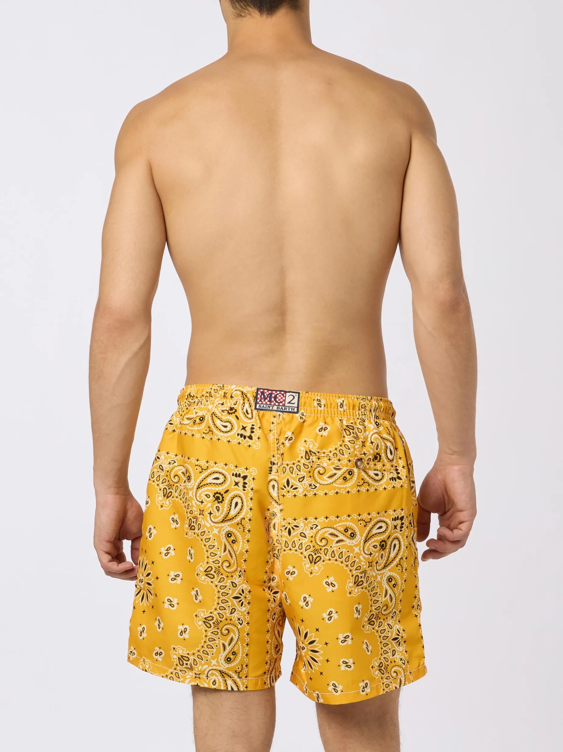 Herren-Badeshorts mit ockerfarbenem Bandana-Print