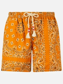 Herren-Badeshorts mit orangefarbenem Bandana-Aufdruck