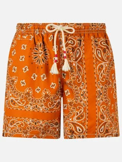 Herren-Badeshorts mit orangefarbenem Bandana-Aufdruck