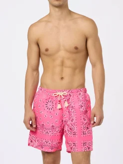 Herren-Badeshorts mit rosa Bandana-Aufdruck