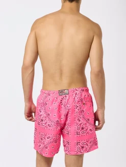Herren-Badeshorts mit rosa Bandana-Aufdruck