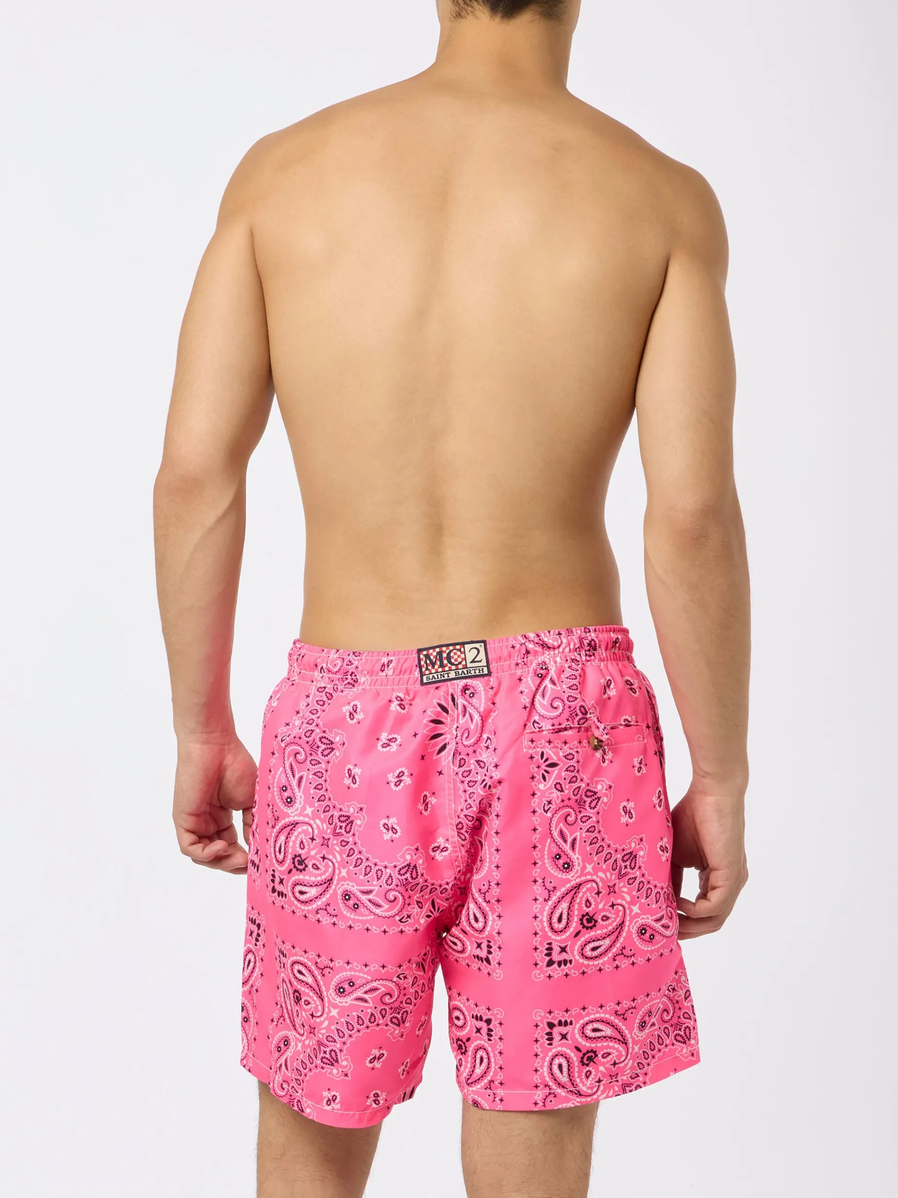 Herren-Badeshorts mit rosa Bandana-Aufdruck