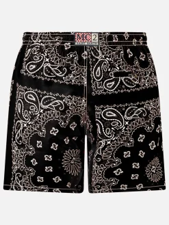 Herren-Badeshorts mit schwarzem Bandana-Print