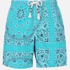 Herren-Badeshorts mit wassergrünem Bandana-Aufdruck