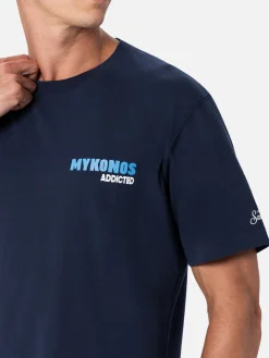 Herren-Baumwoll-T-Shirt mit platziertem Mykonos Addicted-Postkartendruck