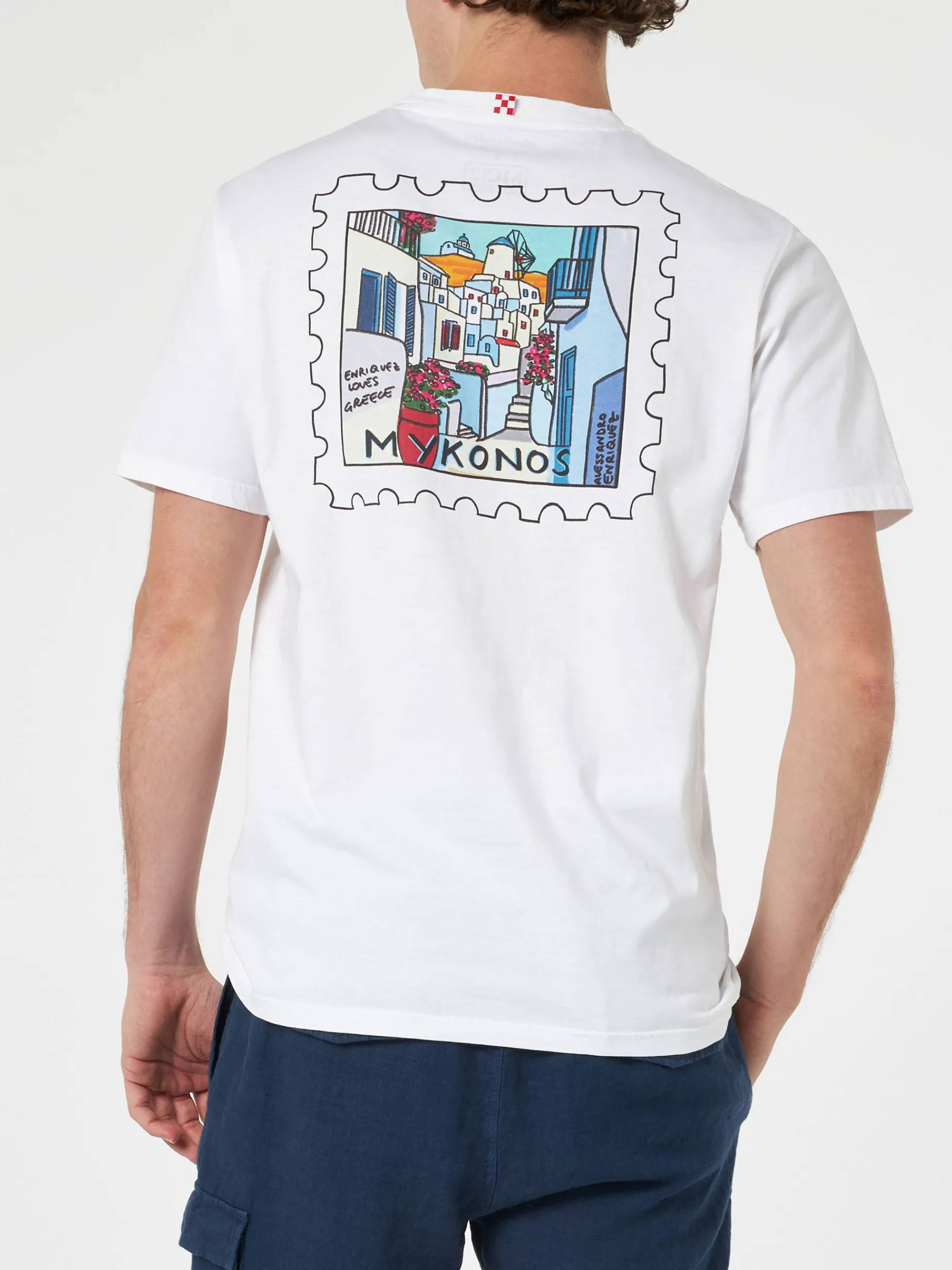 Herren-Baumwoll-T-Shirt mit Mykonos-Postkartendruck auf Vorder- und Rückseite | ALESSANDRO ENRIQUEZ SONDERAUSGABE