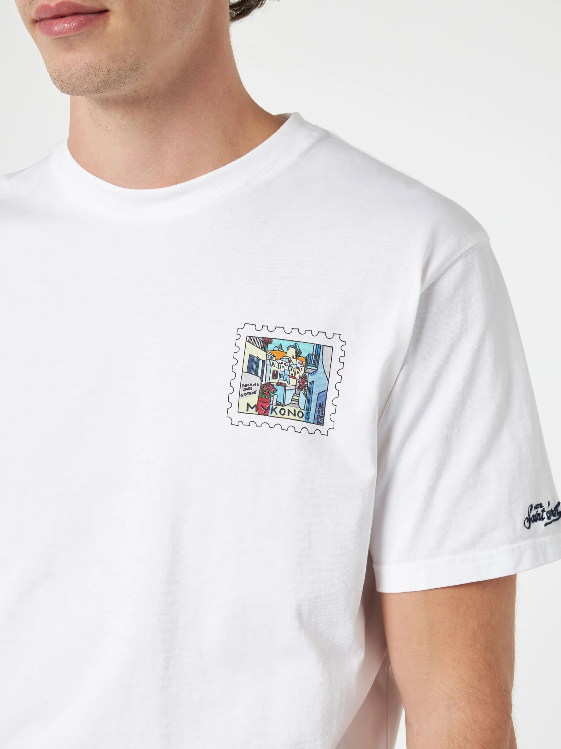 Herren-Baumwoll-T-Shirt mit Mykonos-Postkartendruck auf Vorder- und Rückseite | ALESSANDRO ENRIQUEZ SONDERAUSGABE
