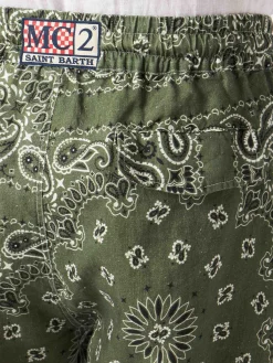 Herren-Bermudashorts aus Leinen mit militärgrünem Bandana-Print