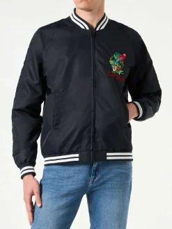 Herrenblaue Marinejacke mit aufgestickten Papageien