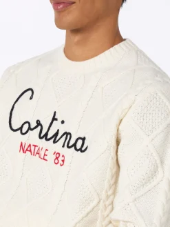 Herrenpullover aus Zopfmuster-Kaschmirmischung „Bergen“ mit Stickerei „Cortina Natale '83“ | VACANZE DI NATALE SONDEREDITION