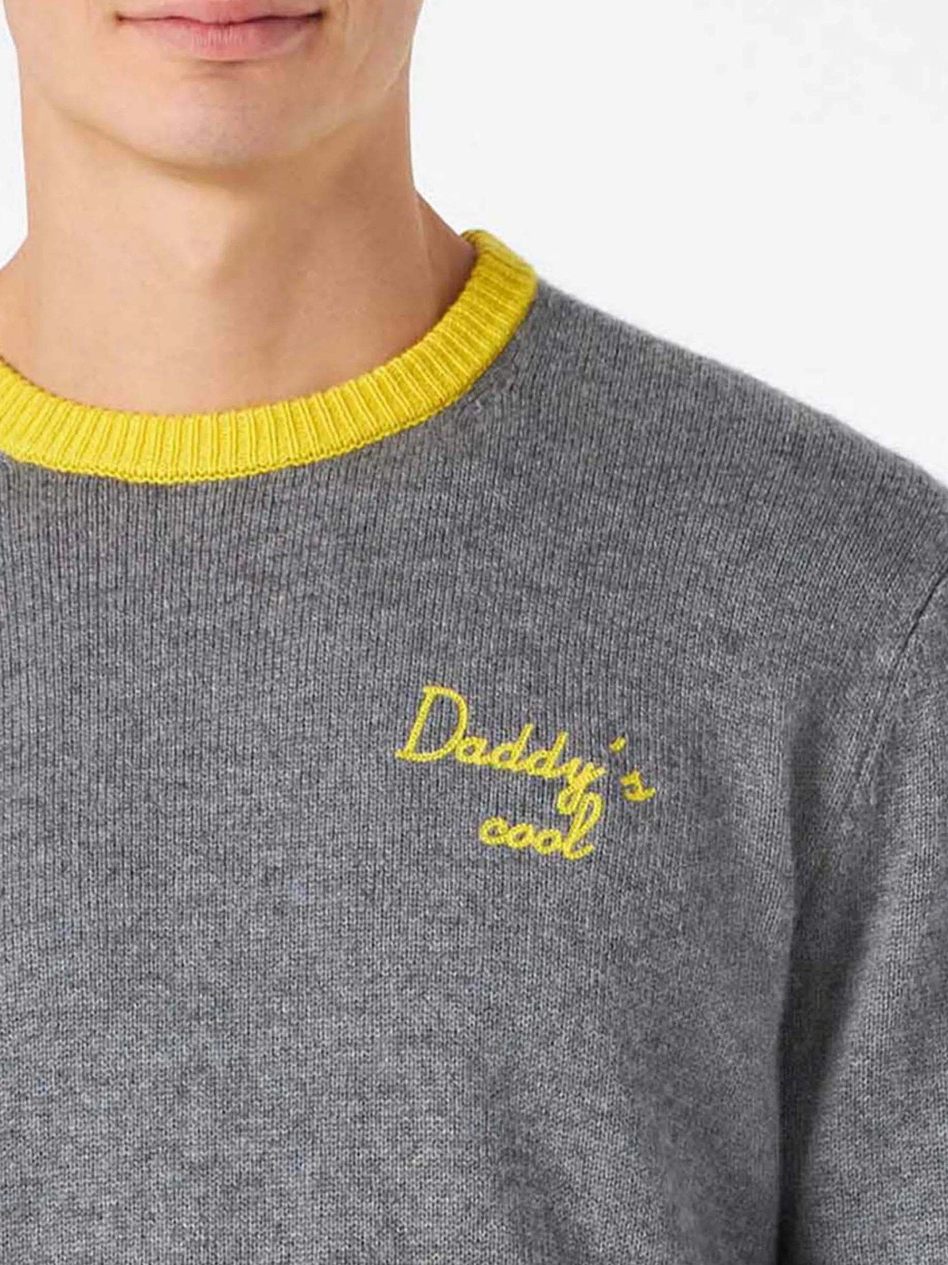 Herrenpullover in Grau mit Daddy's cool Stickerei