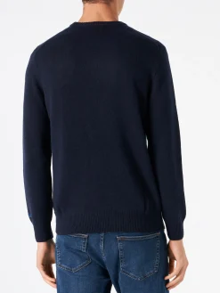 Herrenpullover mit Postkarte