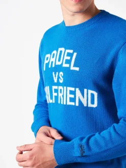 Herrenpullover mit Rundhalsausschnitt und Padel vs. Girlfriend-Jacquard-Print