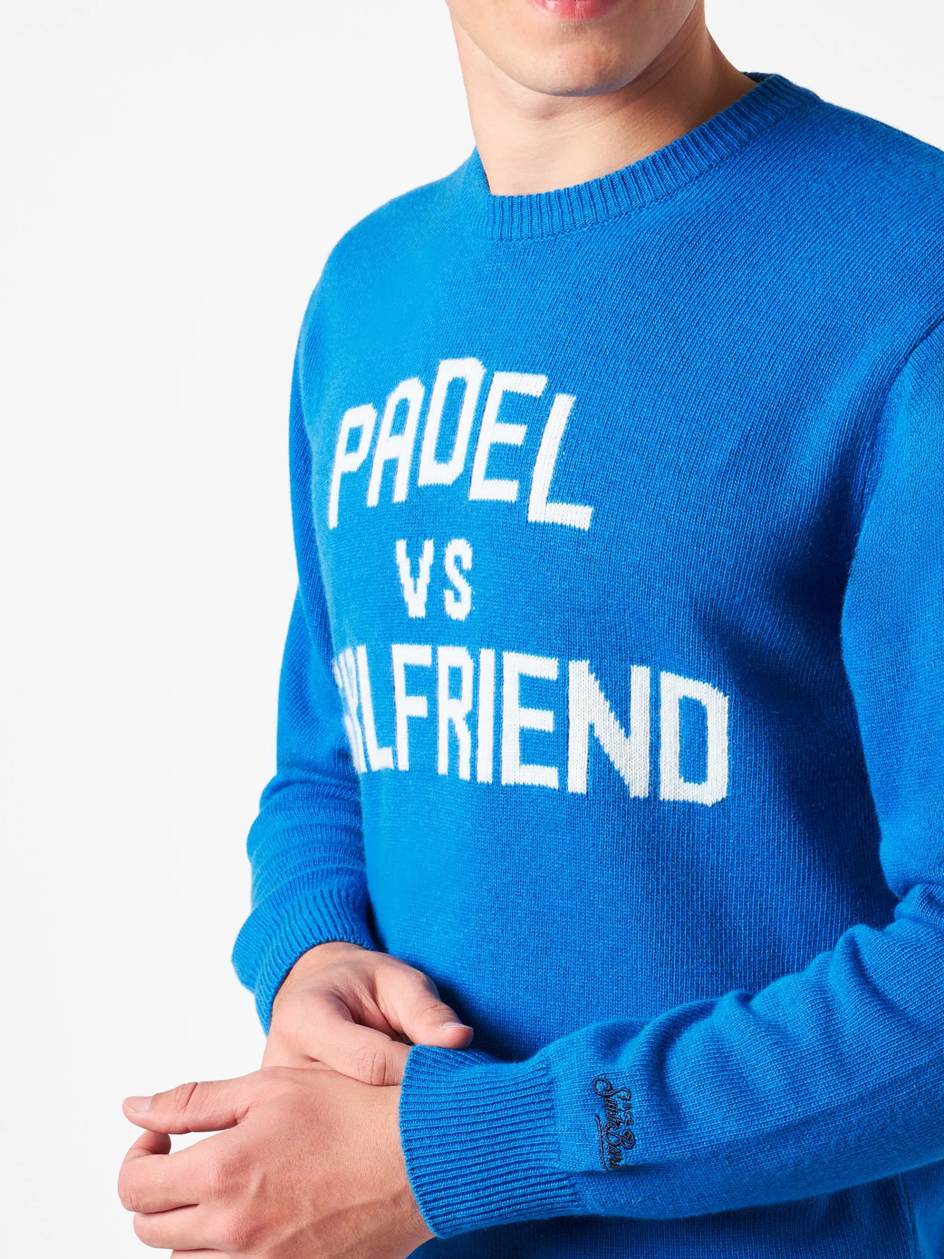 Herrenpullover mit Rundhalsausschnitt und Padel vs. Girlfriend-Jacquard-Print