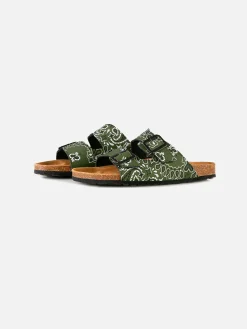 Herrensandalen mit Bandana-Print