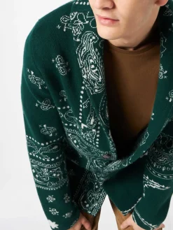 Herren-Strickjacke mit Bandana-Print