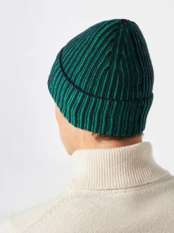 Herrenstrickmütze mit Stickerei