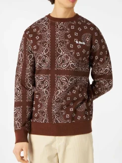 Herren-Sweatshirt mit Rundhalsausschnitt und braunem Bandana-Print