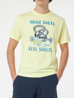 Herren-T-Shirt aus Baumwolle mit platziertem „More Shots Less Squats“-Aufdruck