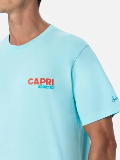 Herren-T-Shirt aus Baumwolle mit platziertem Capri Addicted-Postkartendruck