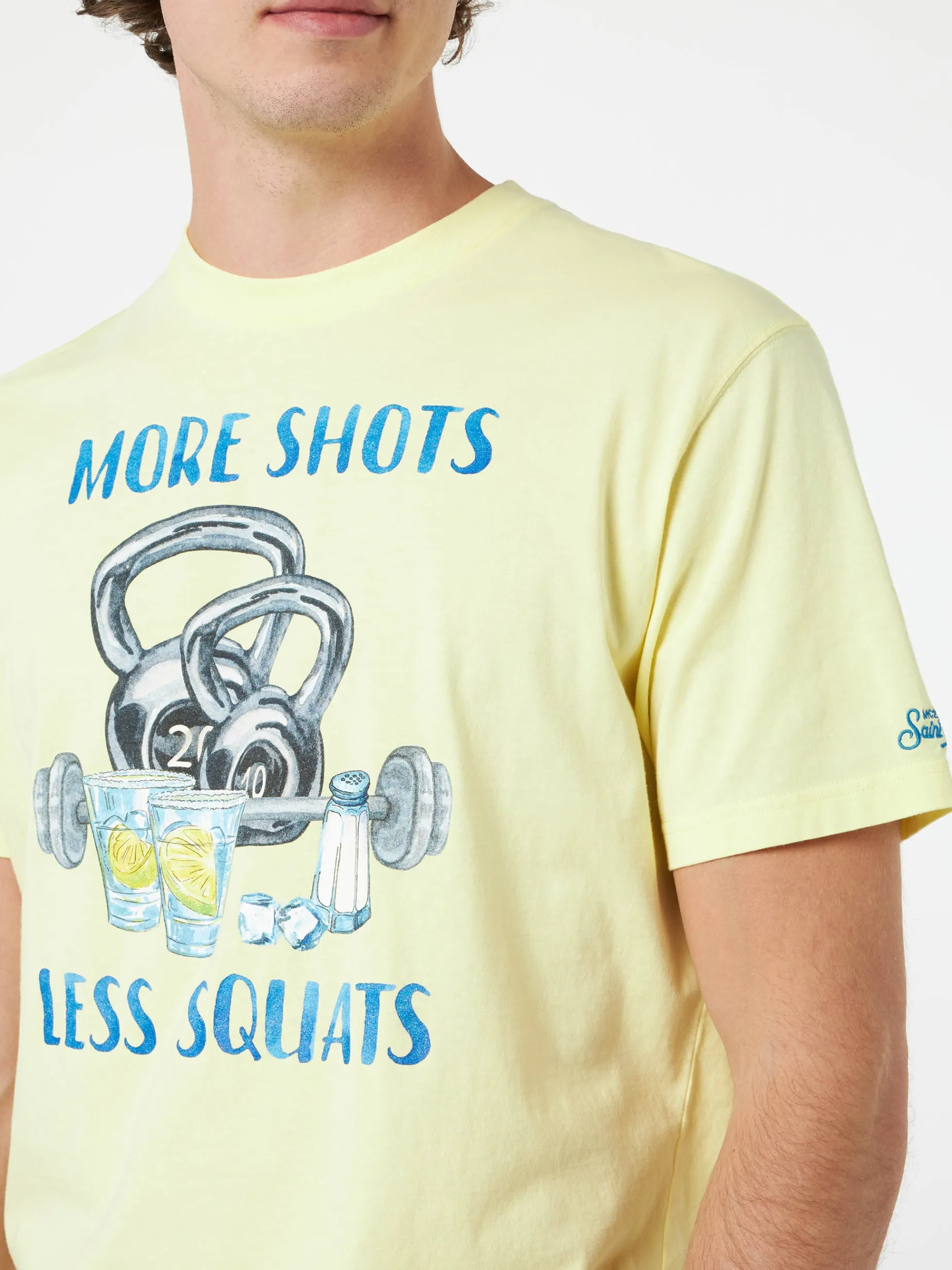 Herren-T-Shirt aus Baumwolle mit platziertem „More Shots Less Squats“-Aufdruck
