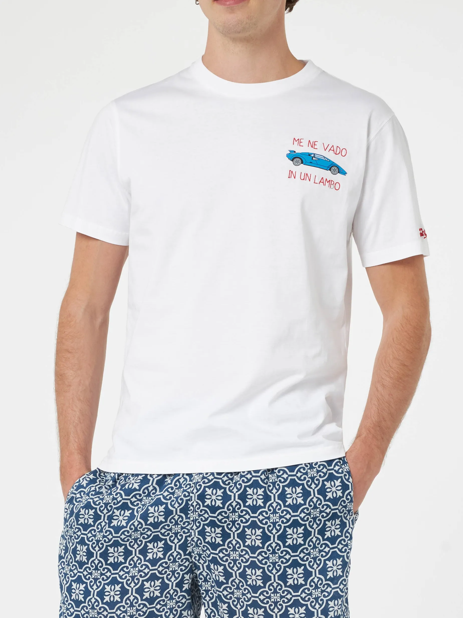Herren-T-Shirt aus Baumwolle mit der Stickerei „Me ne vado in un lambo“ und dem Aufdruck „Car Placed“.