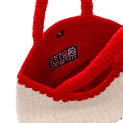 Häkeltasche mit Herzstickerei