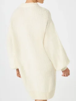 Kleid aus gebürstetem Strick mit „It's cold Outside“-Stickerei