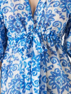 Langes Strandkleid Bliss aus Baumwolle und Seide mit Ikat-Print