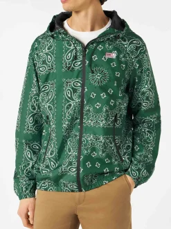 Leichte Herren-Windjacke mit Kapuze und Bandana-Aufdruck