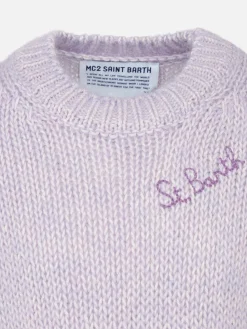 Lilafarbener, weicher Mädchenpullover mit Rundhalsausschnitt und St. Barth-Stickerei