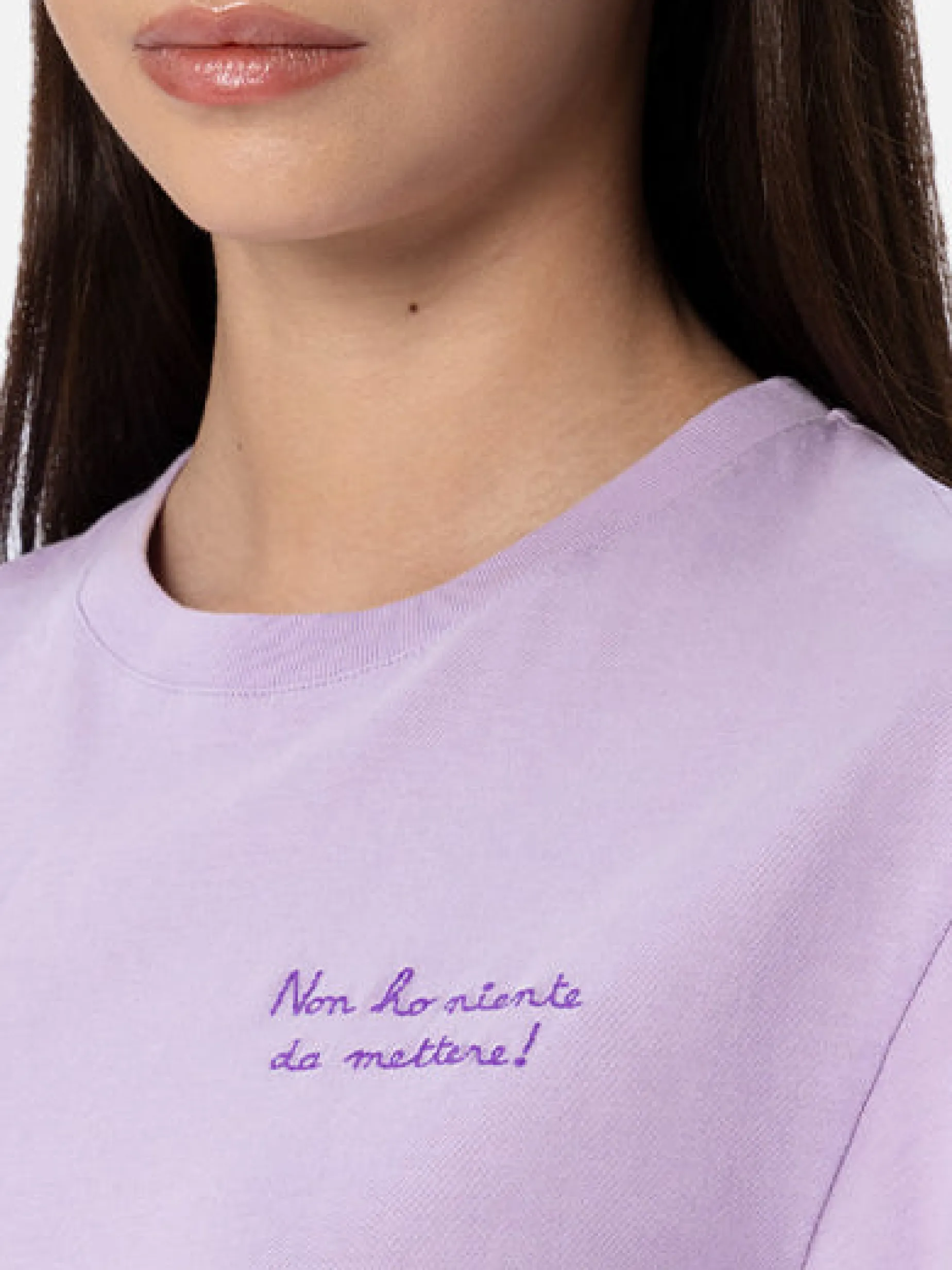 Lilafarbenes Rundhals-T-Shirt Emilie aus Baumwolljersey für Damen mit Stickerei „Non ho niente da mettere“