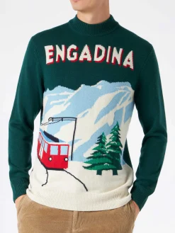Mann grüner Pullover mit gestrickter Postkarte