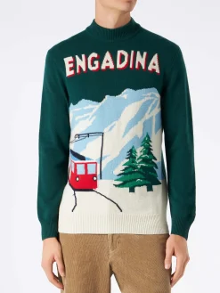 Mann grüner Pullover mit gestrickter Postkarte