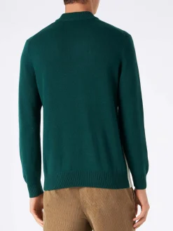 Mann grüner Pullover mit gestrickter Postkarte