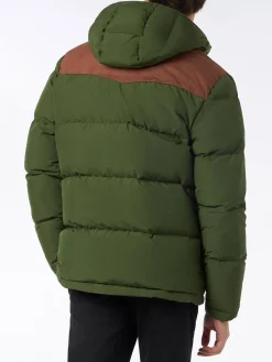 Mann mit Daunenjacke in Militärgrün mit Kapuze
