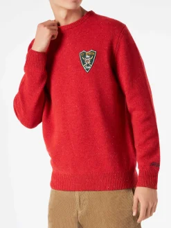 Mann roter Pullover