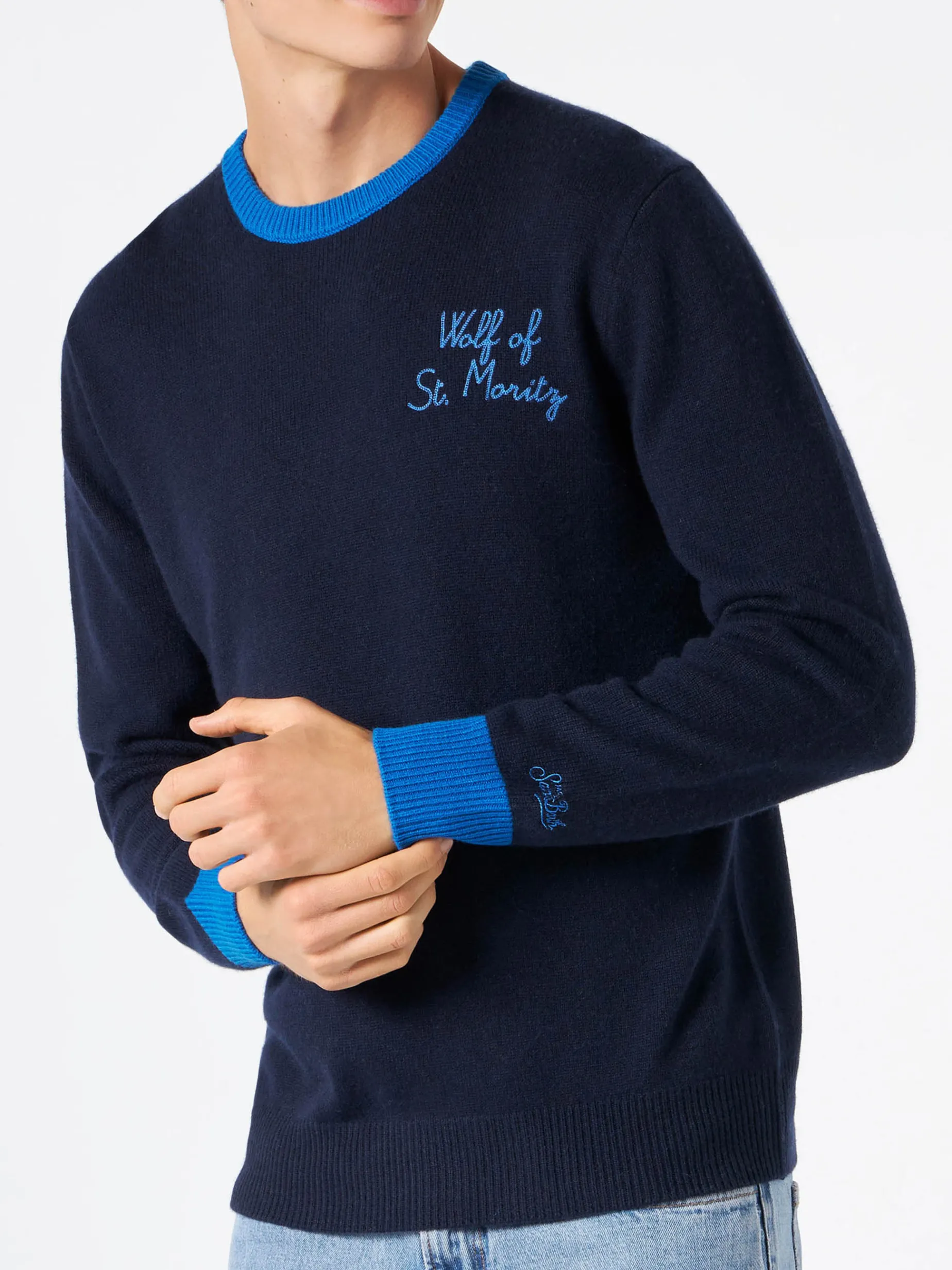 Marineblauer Herrenpullover mit „Wolf von St. Moritz“-Stickerei