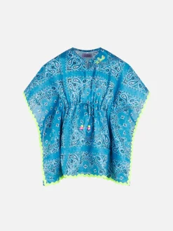 Mädchenponcho mit hellblauem Bandana-Print
