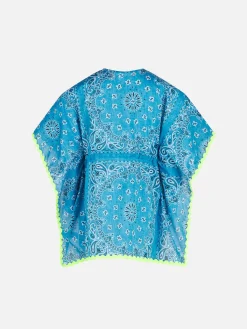 Mädchenponcho mit hellblauem Bandana-Print