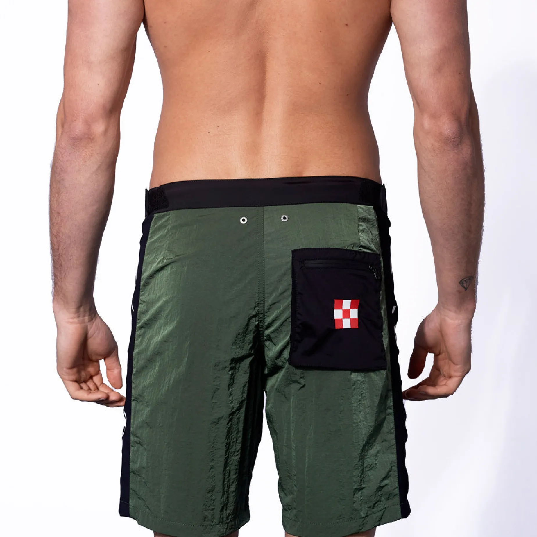Militärgrüne Badeshorts mit kontrastierendem Seitenband
