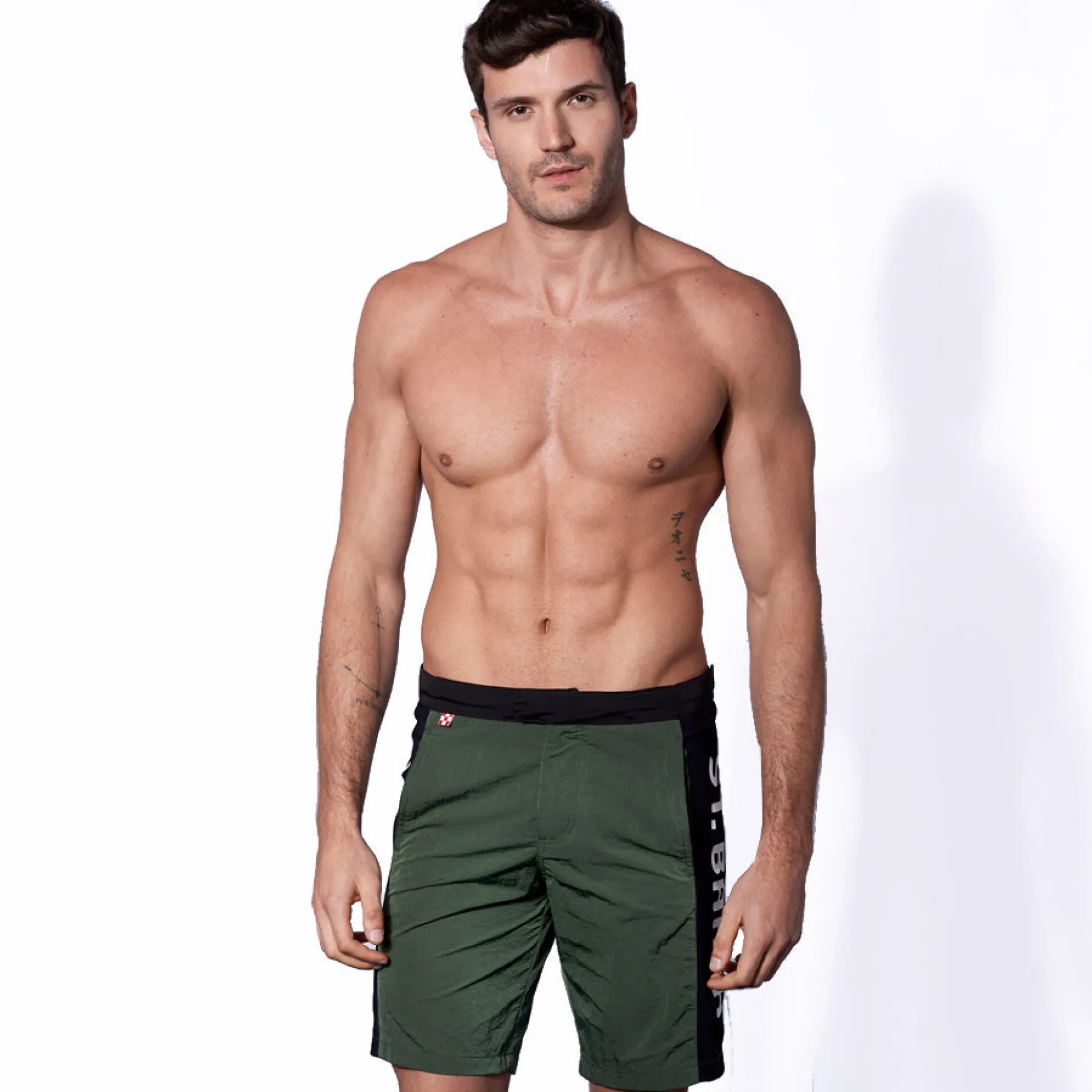 Militärgrüne Badeshorts mit kontrastierendem Seitenband