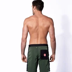 Militärgrüne Badeshorts mit kontrastierendem Seitenband