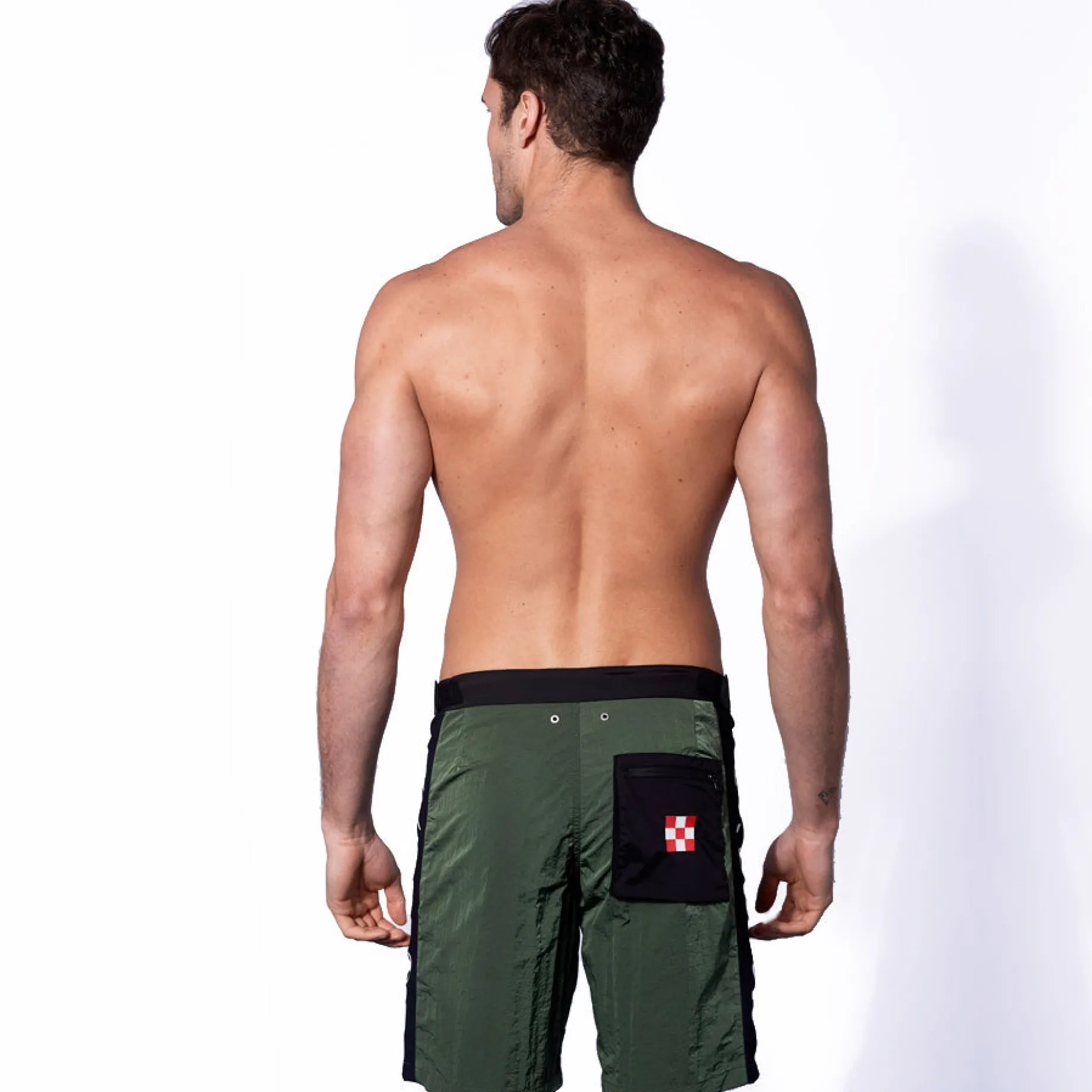 Militärgrüne Badeshorts mit kontrastierendem Seitenband