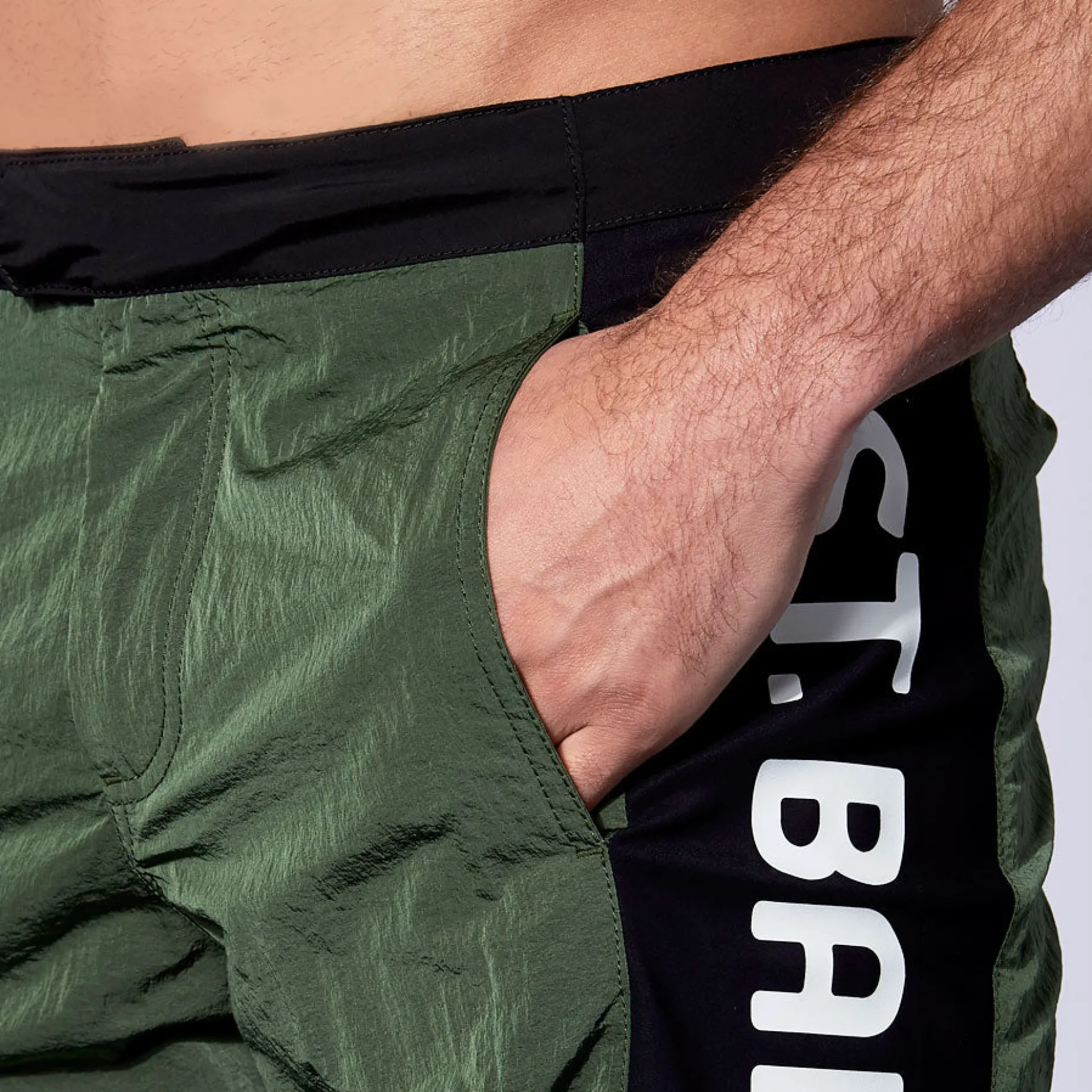 Militärgrüne Badeshorts mit kontrastierendem Seitenband