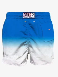 Mittellange Badeshorts in Weiß- und Blautönen