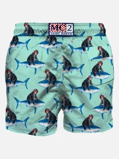 Mittellange Badeshorts mit Affen und Haien